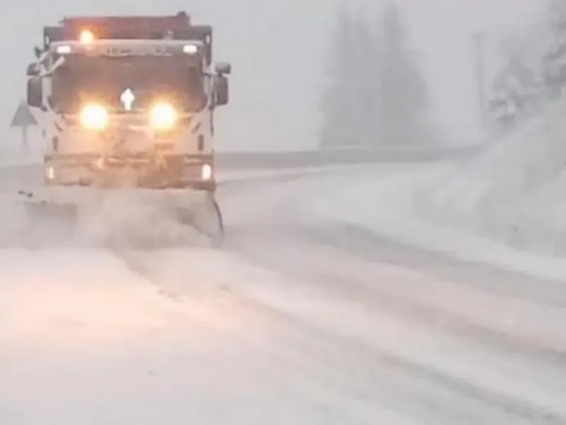 Atenție, șoferi! Se circulă în condiții de iarnă în mai multe județe. Vezi drumurile afectate - Foto: captură video