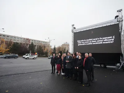 USR marchează împlinirea unui an de guvernare a coaliției proiectând mesaje în fața Guvernului. / Foto: USR, Facebook