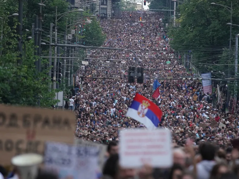 Protest uriaș, la Belgrad. Zeci de mii de persoane au manifestat sâmbătă împotriva guvernului și a președintelui Vucic - Foto: Profimedia Images