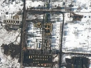 O nouă desfășurare de vehicule militare rusesti în Belarus, lângă granița cu Ucraina/FOTO: Twitter/ Jack Detsch