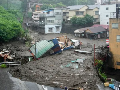 Japonia: Salvatorii au îndepărtat noroiul cu buldozerul pentru a căuta supraviețuitori. Foto: https://bioprepwatch.com