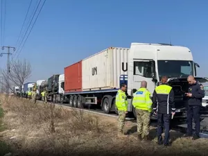 Greu pe DN1, cu echipamentele militare NATO. Trei TIR-uri din UK au făcut accident la Băicoi - Foto: captură video