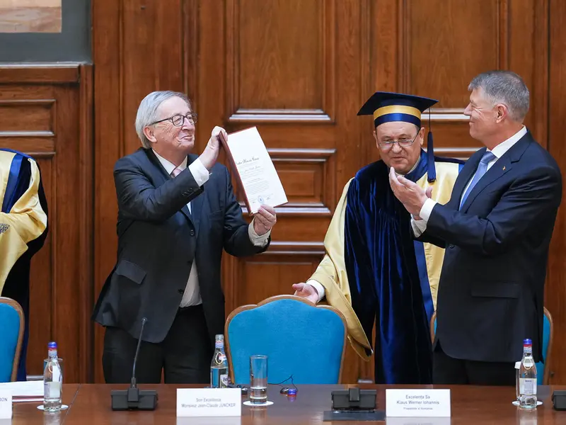 Jean-Claude Juncker, la ceremonia în care i-a fost acordat titlul Doctor Honoris Causa de către Academia de Studii Economice, în prezența președintelui Klaus Iohannis. - Foto: presidency.ro