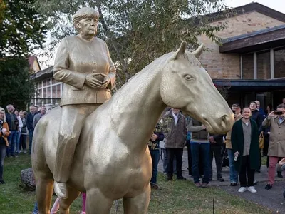 Statuia pe care unii o compară cu cea a unui dictator. FOTO: Facebook