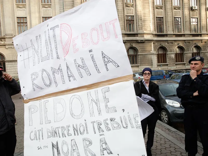 Mariana Oprea, supravieţuitoare a incendiului din clubul Colectiv, la un protest împotriva primarului Piedone, în 2016 Foto: INQUAM Photos/Liviu Florin Albei