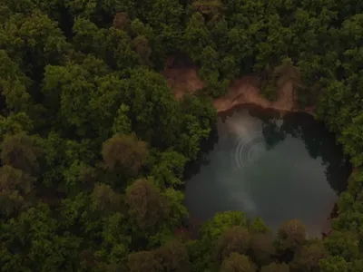 Vacanță inedită la cea mai mare piscină naturală din vestul Europei,  la 10 kilometri de Baia Mare/FOTO: Captura Youtube