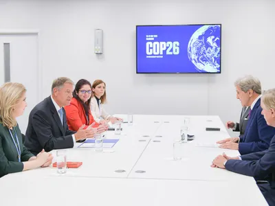 Klaus Iohannis a purtat discuții la #COP26 cu John Kerry, Reprezentantul Special al Președintelui Statelor Unite ale Americii pentru Climă  Foto: Presidency.ro