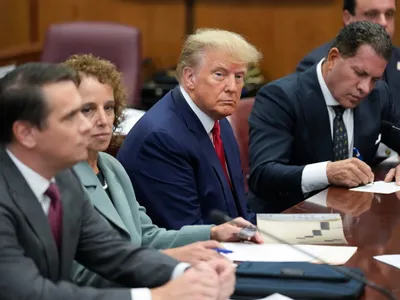 Fostul președinte Donald Trump stă la masa apărării alături de echipa sa de avocați într-un tribunal din Manhattan, 4 aprilie 2023, la New York - Foto: Profimedia Images