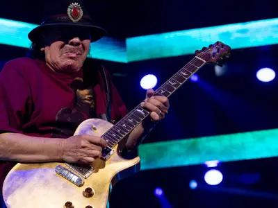 Legendarul chitarist Carlos Santana a leșinat pe scenă în timpul unui concert. / Foto: redreporter.com