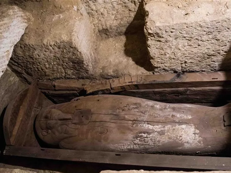 Arheologii au descoperit circa 250 de morminte, cu o vechime de peste 4.000 de ani, în Egipt. / Foto: newsaf.cgtn.com