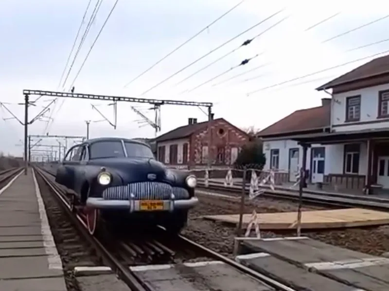 Comunistul Gheorghiu-Dej se plimba cu o limuzină Buick specială în anii `50. Avea roți de tren - Foto: captură video