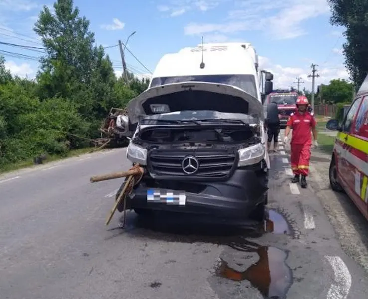 Accident cu 16 persoane, la Butimanu. Un TIR a acroșat o dubă și a proiectat-o într-o căruță. / Foto: targovistenews.ro, Facebook