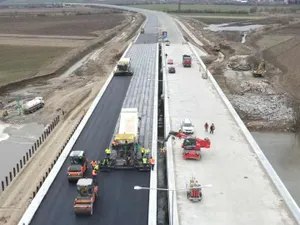 Pe Autostrada Sebeș – Turda abia se asfaltează podul peste Mureș / aiudinfo.ro