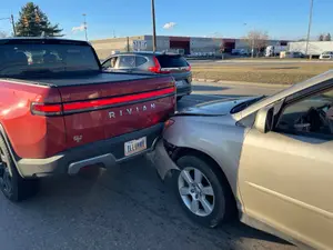 Proprietarul unui Rivian R1T din Ohio a fost implicat într-o tamponare care a ajuns să coste aproximativ jumătate din prețul pick-up-ului 100% electric nou - Foto: Facebook/Chris Apfelstadt