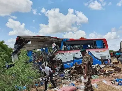 Tragedie după ce un microbuz a căzut peste un pod. 31 de oameni și-au pierdut viața - Foto: BBC