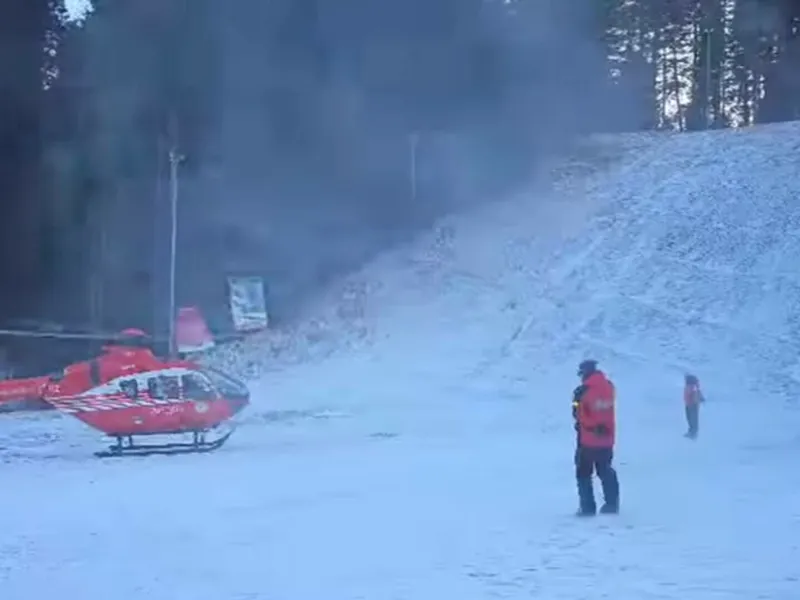 O femeie a fost transportată cu elicopterul după ce a fost lovită de sanie. Avea coloana fracturată Captură video Facebook / Salvamont Prahova