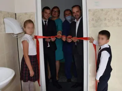 Mai multe oficialități au participat la tăierea unei panglici roșii la inaugurarea unei toalete într-o școală din R. Moldova Foto: agora.md