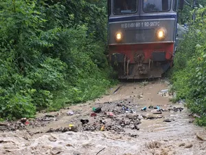 Tren împotmolit în aluviuni Foto: captură realitatea.net