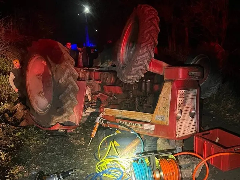 Un tânăr s-a răsturnat cu un tractor românesc „antic”, Universal, pe câmp, doi răniți - Foto: ISU