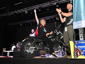 Viceprimarul USR PLUS al Sucevei, Teodora Munteanu, a câștigat o motocicletă la o tombolă finanțată de Primăria Sucevei. Foto StiriSuceava.net