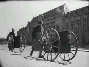 VIDEO Bucureștenii aruncau gunoi și spărgeau semințe pe stradă și în 1957. Cât era amenda. / Foto: captură video