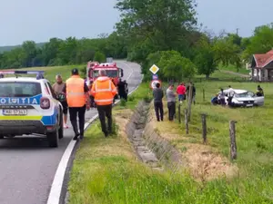 Accident cu 3 morți și 2 răniți, în Timiș. Șoferul a sărit peste calea ferată și s-a înfipt în gard - Foto: expressdebanat.ro