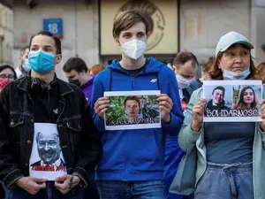 Protestatari din Polonia cerând eliberarea lui Roman Protasevici. Foto Getty Images