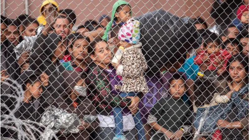 Migranți într-un centru de detenție improvizat din El Paso, Texas/FOTO: Getty