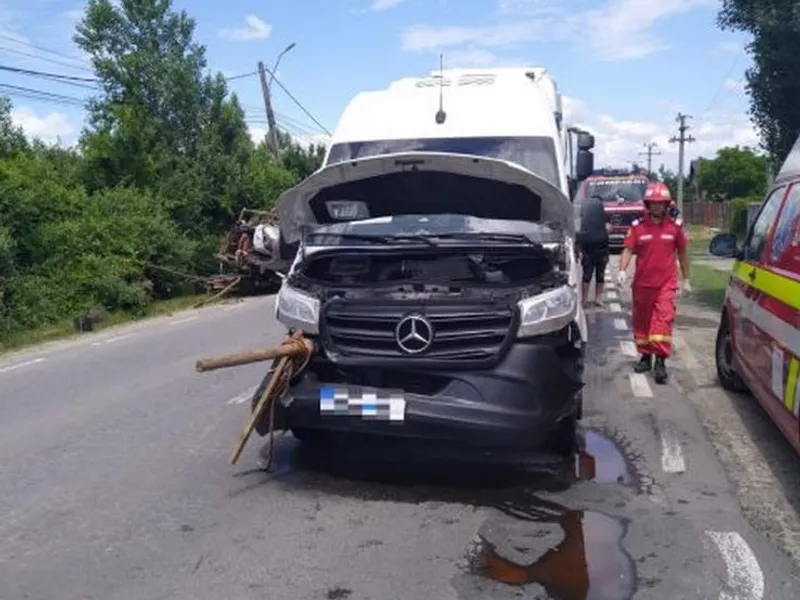 Accident cu 16 persoane, la Butimanu. Un TIR a acroșat o dubă și a proiectat-o într-o căruță. / Foto: targovistenews.ro, Facebook