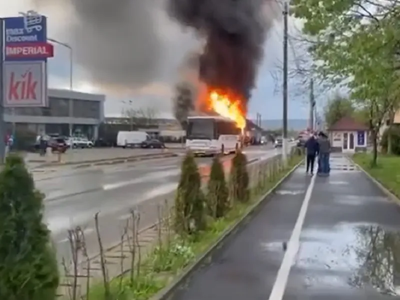 Un autocar cu 30 de elevi a luat foc pe drum Foto: captură Opinia Timișoarei