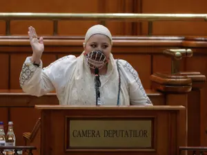 Diana Șoșoacă cu botniță în plen. / FOTO: Inquam Photos / George Călin