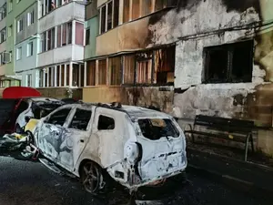 Trei autoturisme distruse într-un incendiu la Brașov, flăcările au afectat și un bloc din apropiere - Foto: ISU Brașov