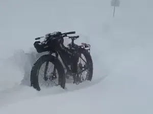 Bărbat, salvat din zăpezile din Munții Bucegi. S-a dus cu bicicleta la plimbare în plin viscol - Foto: Profimedia images