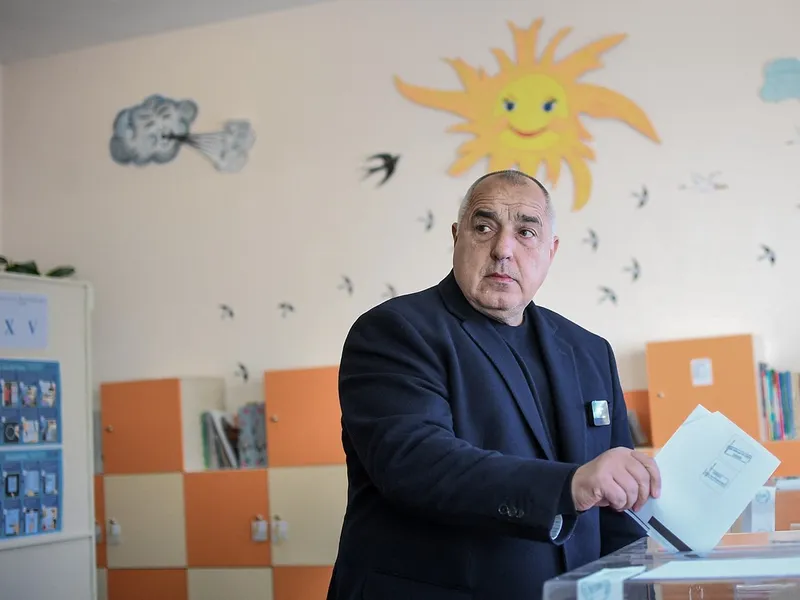 Fostul prim-ministru Boiko Borisov, liderul partidului GERB, votează în timpul alegerilor parlamentare anticipate la o secție de votare din Sofia