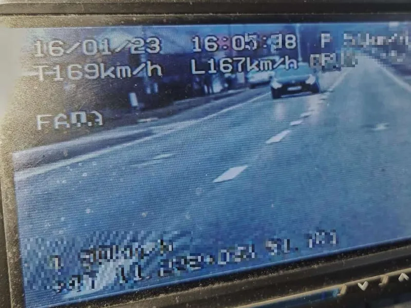 Un tânăr de 18 ani a crezut că s-a născut „pilot”. Prins de radar cu 169 km/h în localitate. / Foto: Inspectoratul de Politie Judetean Cluj