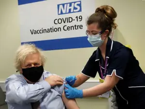 Premierul britanic Boris Johnson a primit vineri seara prima doză de vaccin AstraZeneca/FOTO: NHS