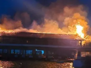 Restaurantul de fițe „Taverna racilor” de pe malul lacului Snagov, în flăcări - Foto: captură video