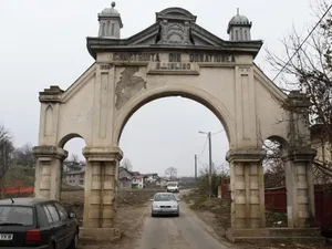 Poarta Cimitirului Evreiesc din Iași, așa cum arăta înainte să fie demolată