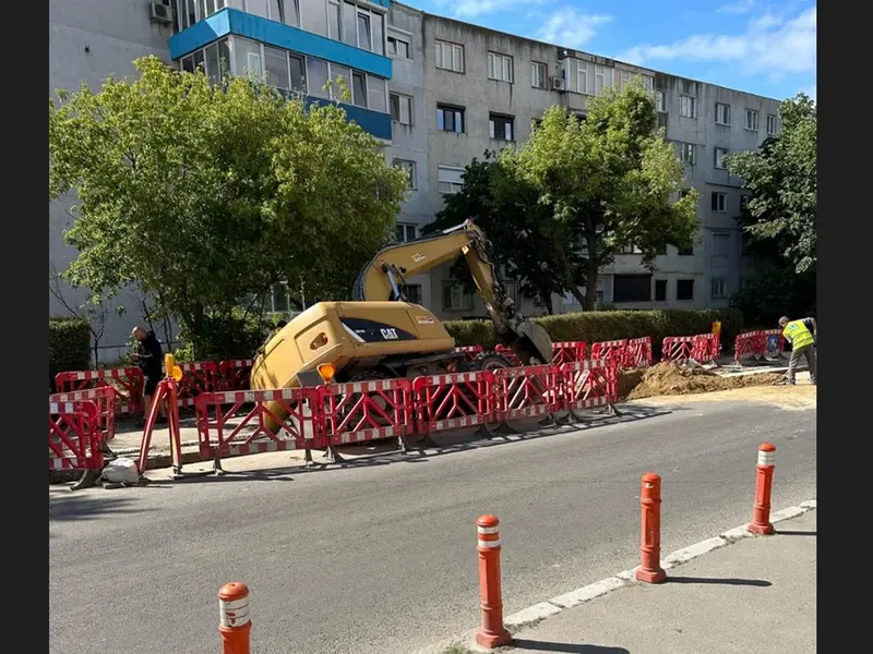 Un excavatorist care săpa un șanț pentru înlocuirea unor conducte de pe o stradă din zona Cireșica din Constanța a reușit să cadă cu utilajul în el - Foto: focuspress.ro