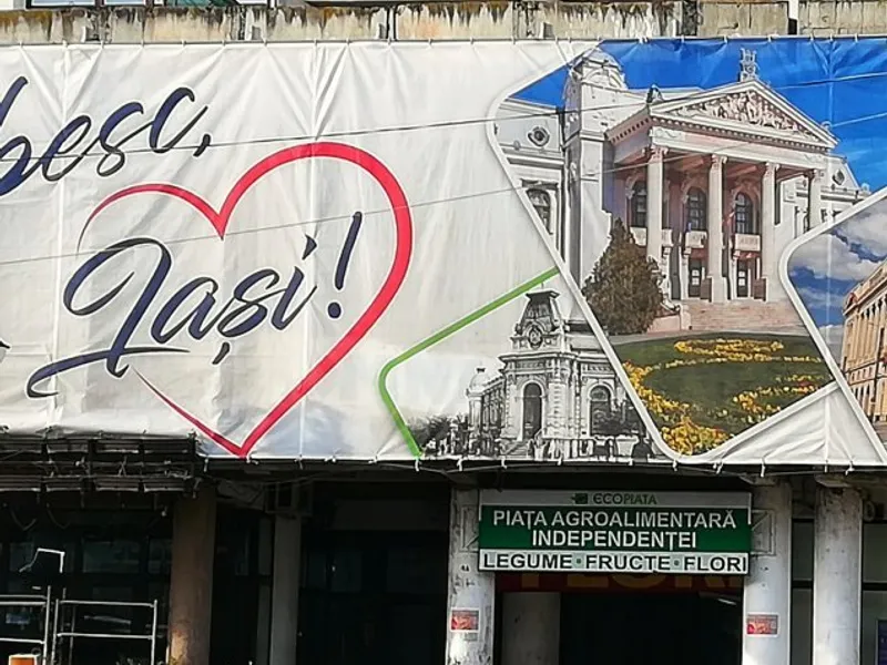 Banner uriaș cu mesajul „Te iubesc, Iași!”, ilustrat de primărie cu o clădire din Chișinău/FOTO: ziaruldeiasi.ro