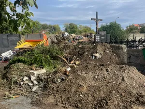 Cimitirul Eroilor din Timișoara a ajuns groapă de gunoi. Autoritățile au dat amenzi pe banda rulantă Foto: tion.ro