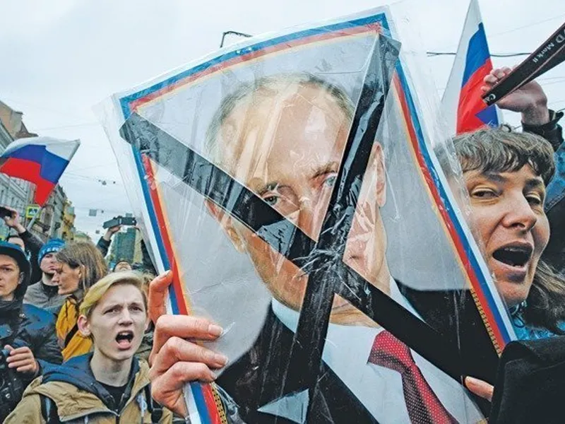 Protestatari ai opoziției strigă împotriva lui Putin.