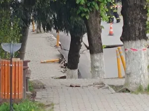 Imagini apocaliptice, o strădă din centrul Slănic Prahova s-a surpat. Un bloc e în pericol - Foto: captură video