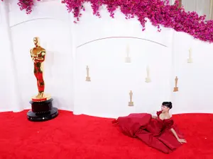 Moment stânjenitor la premiile Oscar. O actriță a căzut pe covorul roșu - Foto: Profimedia images