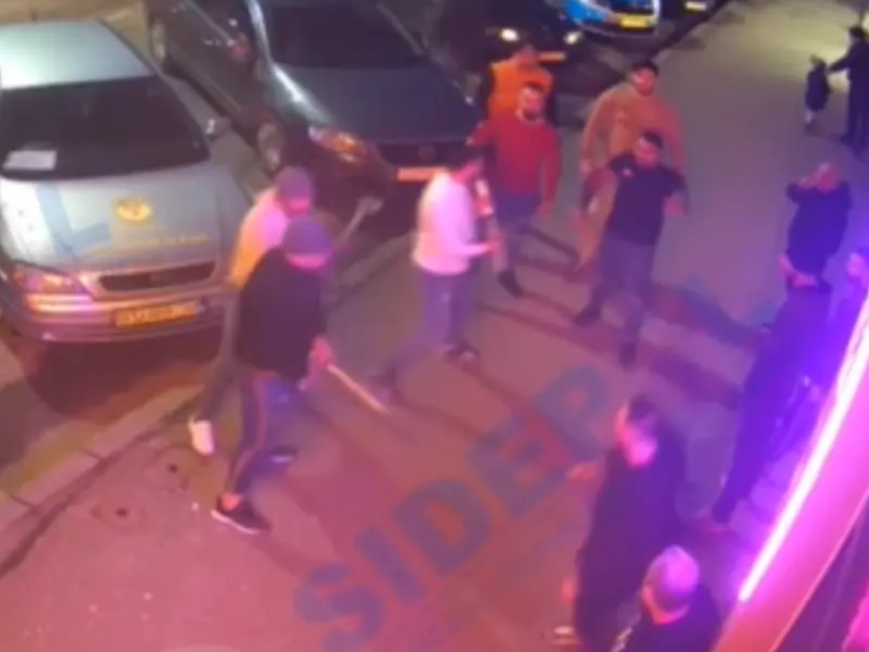 „Război pe uliță” cu topoare și bâte în centrul Buhușiului. Un polițist a fost lovit cu bâta - FOTO: Captura video