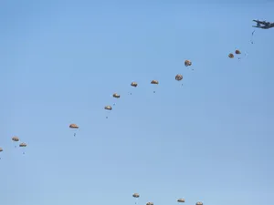 1.000 de parașutiști americani, polonezi, olandezi, germani și români, la baza Boboc /Foto: MApN