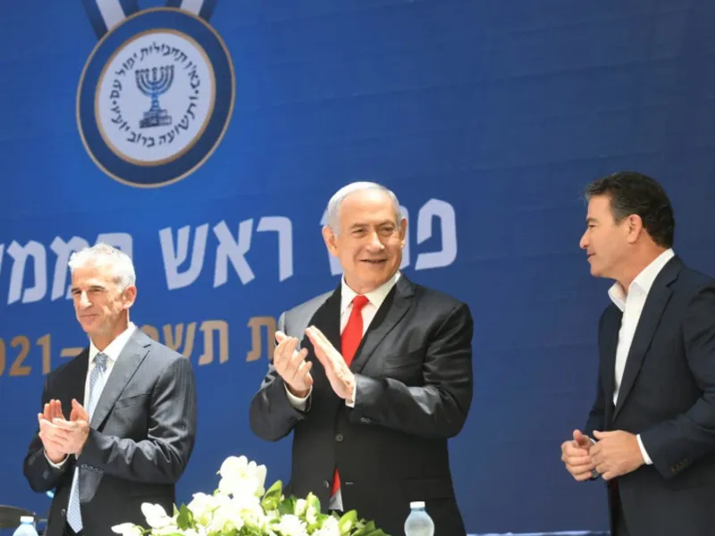 David (Dedi) Barnea (stânga), Benjamin Netanyahu și fostul șef Mossad, Yossi Cohen/Foto: AMOS BEN-GERSHOM/GPO)