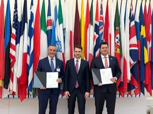 Directorul general al OPG, Ken Hartwick, și directorul general al SNN, Cosmin Ghiță, au semnat un Memorandum de Înțelegere, în prezența ministrului energiei din Romania, Sebastian Burduja Foto: Nuclearelectrica