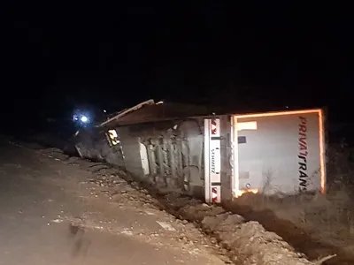 Un TIR cu peste 400 de oi s-a răsturnat pe DN 1A, la Mâneciu. / Foto: actualitateaprahoveana.ro