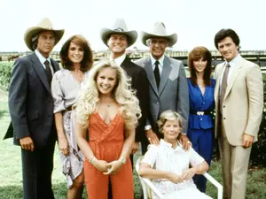 De la stânga la dreapta personajele din Dallas: Ray Krebbs, Sue Ellen Ewing, Lucy Ewing, JR, Jock Ewing, Miss Ellie, Pamela Ewing, Boby Ewing, în 1970 Foto: Profimediaimages